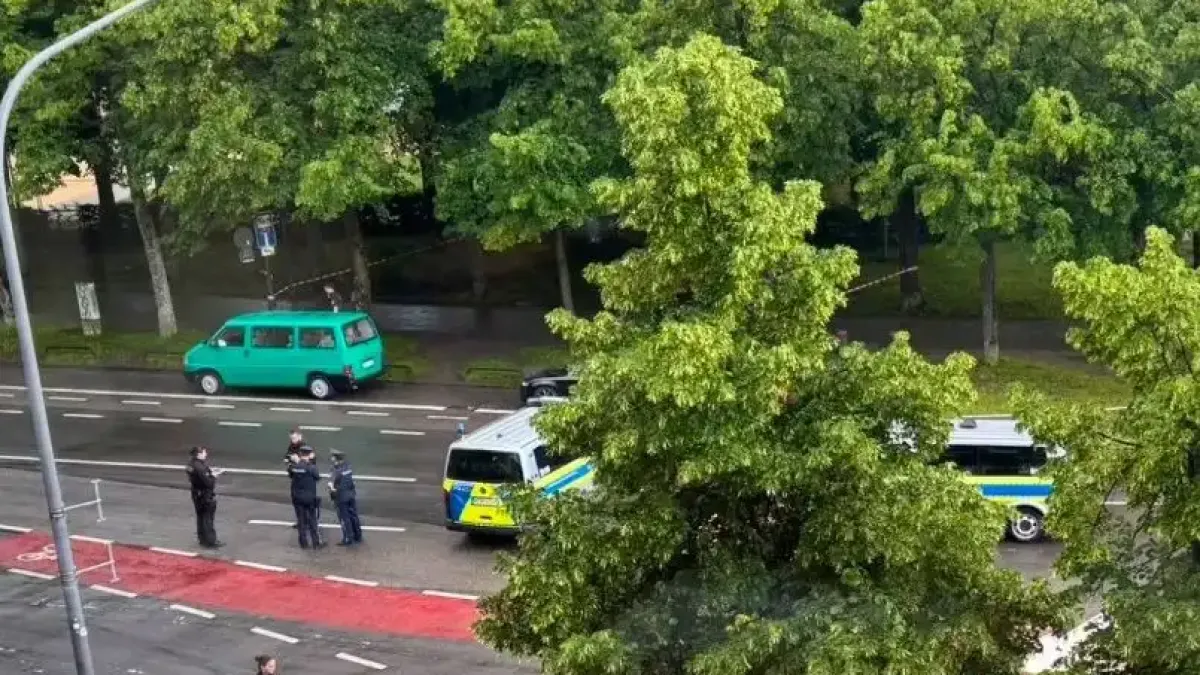 Извънредно! Нашенка извади нож и тръгна да коли наред хора на площад в Мюнхен