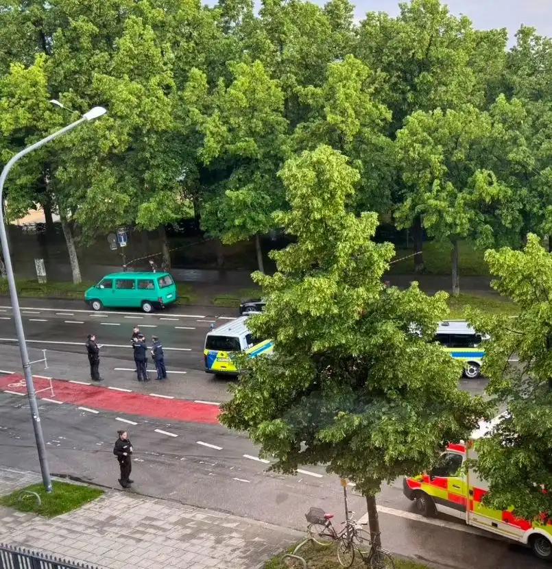Извънредно! Нашенка извади нож и тръгна да коли наред хора на площад в Мюнхен