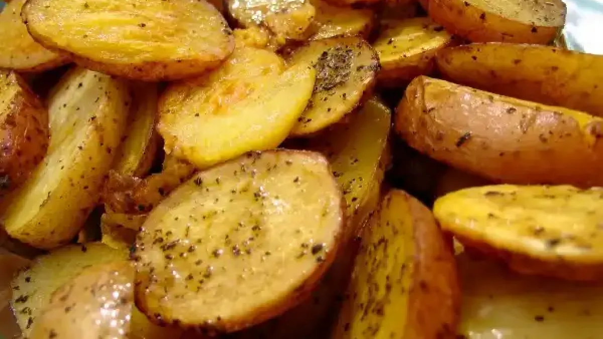 Най-вкусните печени картофки с хрупкава коричка стават по тази рецепта