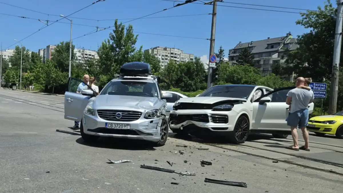 Сблъсък с гръм на ключов столичен булевард: Луксозно Porsche и Volvo се размазаха