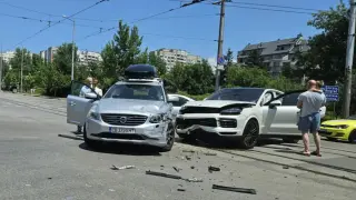 Сблъсък с гръм на ключов столичен булевард: Луксозно Porsche и Volvo се размазаха