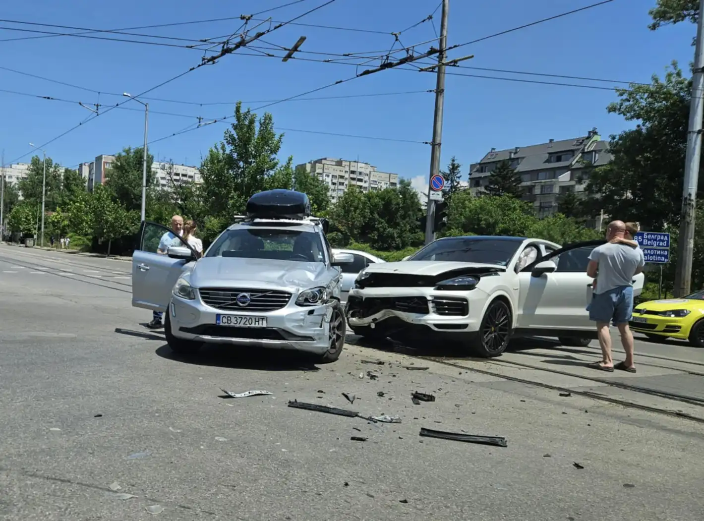 Сблъсък с гръм на ключов столичен булевард: Луксозно Porsche и Volvo се размазаха