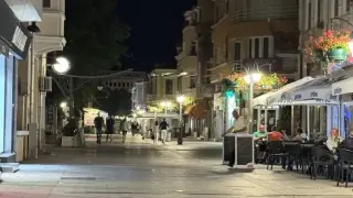 Пълно мъртвило в този наш град след 22 ч., скъпият алкохол и кофти храната не помагат