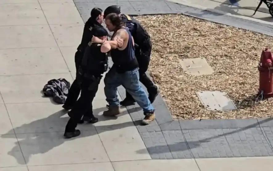 Вижте как мъж наби трима полицаи и избяга Видео 18+