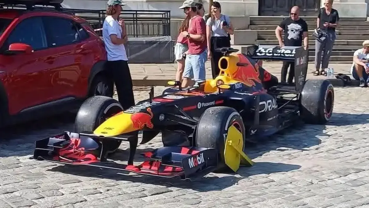 И най-бързата кола в света - Мощният F1 болид не успя да избяга от столичната “Градска мобилност”!