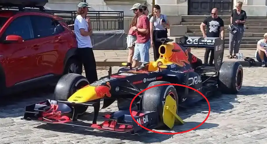 И най-бързата кола в света - Мощният F1 болид не успя да избяга от столичната “Градска мобилност”!