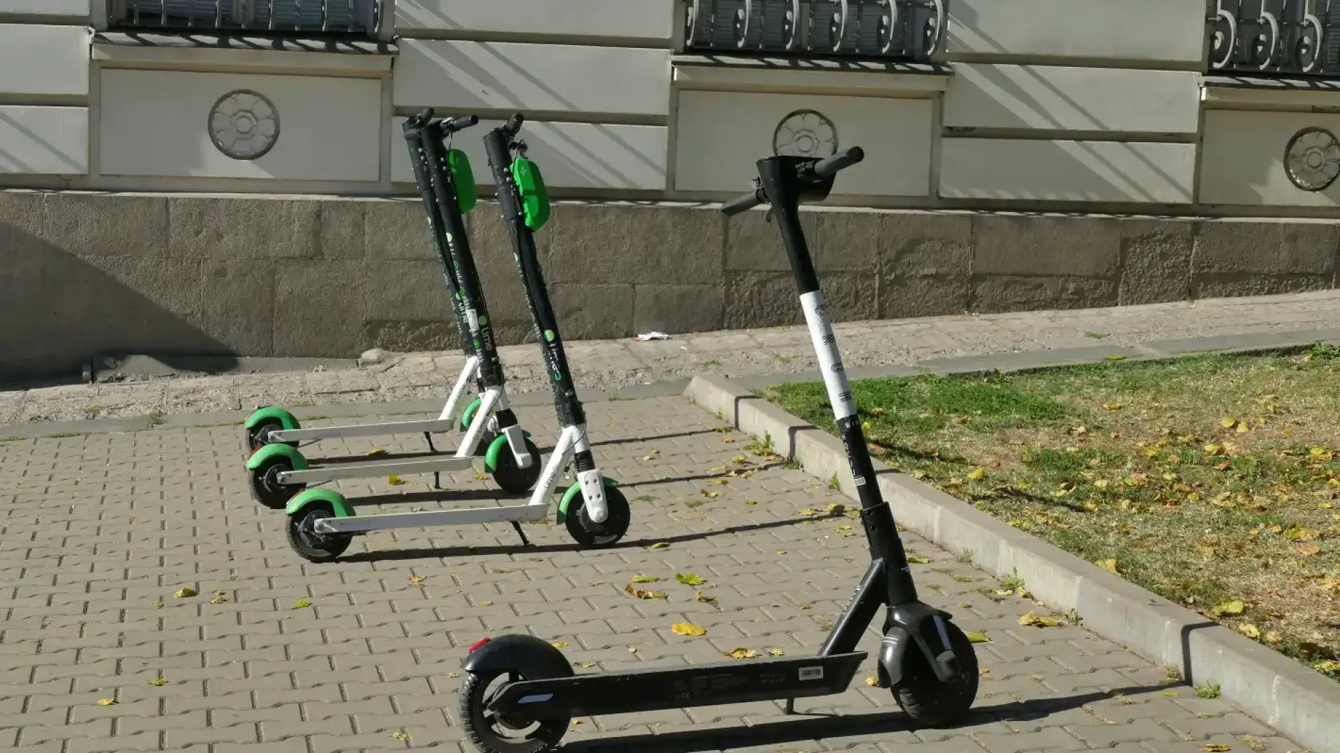 Нов проблем с електрическите тротинетки