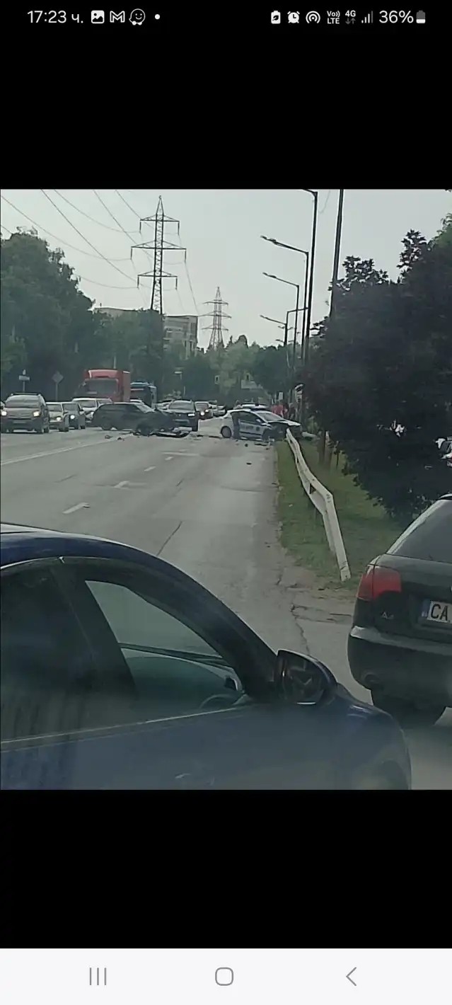 Първо в БЛИЦ! Гонка в София: БМВ удари патрулка, има ранени полицаи Снимки