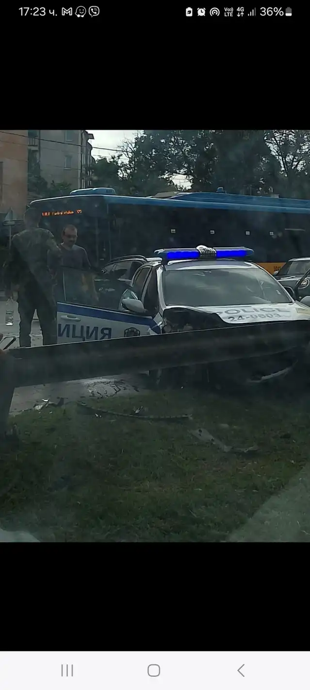 Първо в БЛИЦ! Гонка в София: БМВ удари патрулка, има ранени полицаи Снимки