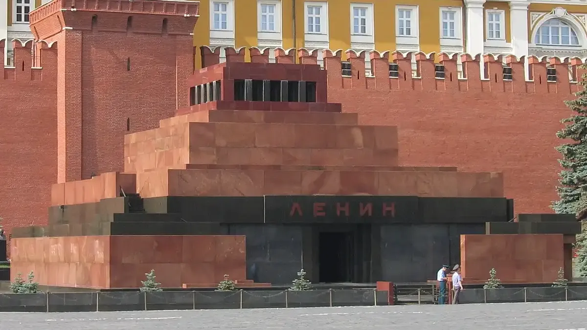 Мавзолеят на Ленин затваря до 2027 г.: Тълпи се редят на опашка от страх, че е за последно