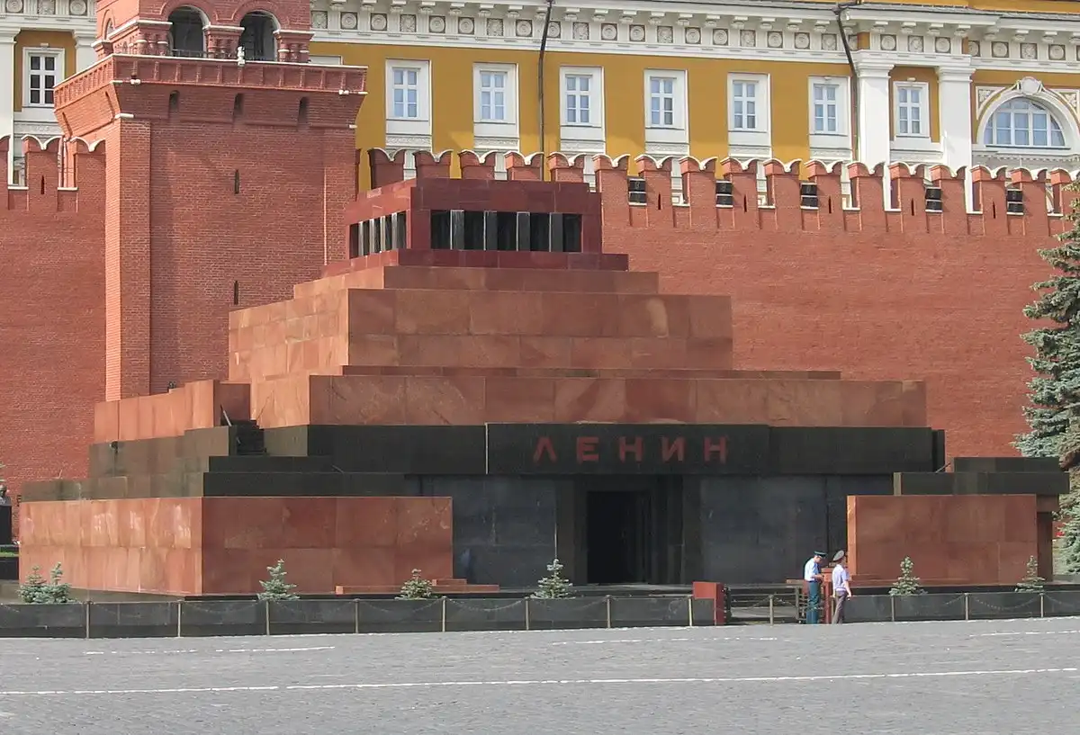 Мавзолеят на Ленин затваря до 2027 г.: Тълпи се редят на опашка от страх, че е за последно