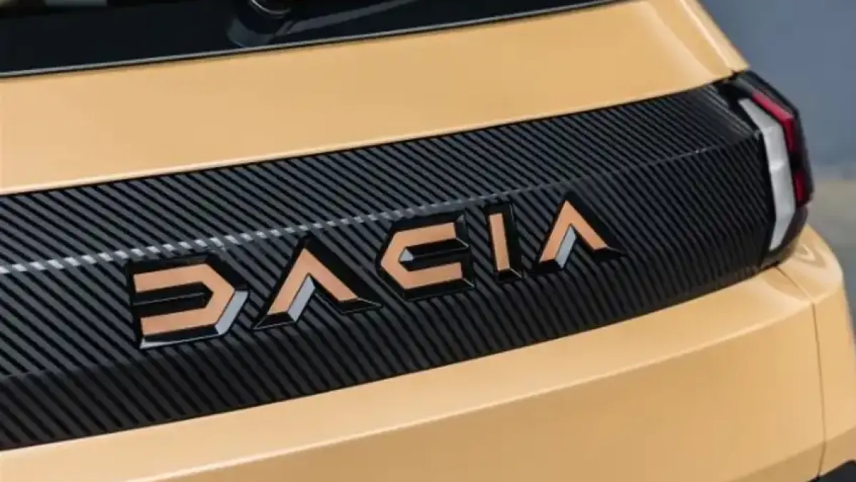Шпионски Снимки: Новият Dacia Logan е забелязан за първи път по пътищата