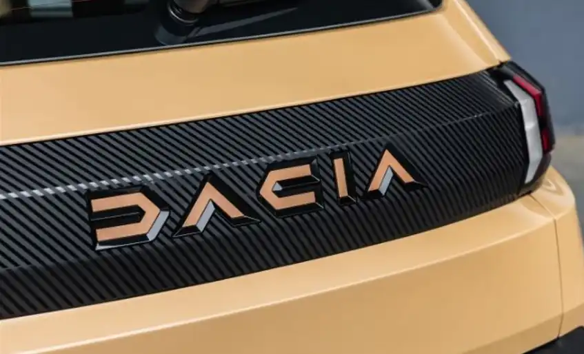 Шпионски Снимки: Новият Dacia Logan е забелязан за първи път по пътищата