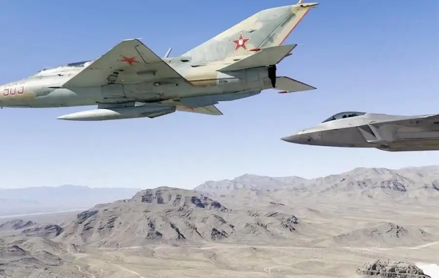 Уникално Видео показва как американски F-22 летяха със съветски МиГ-ове