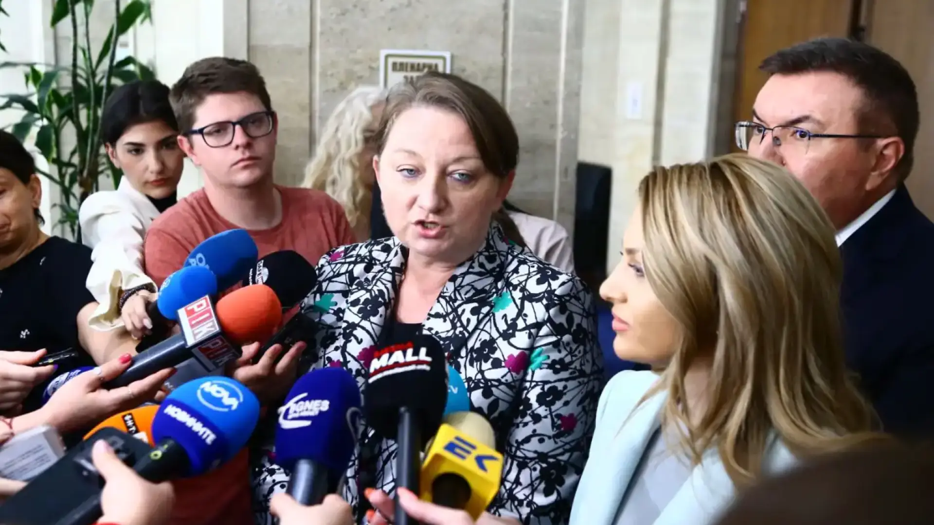 Скандалът се разгаря! Сачева с мълниеносен отговор на Радев