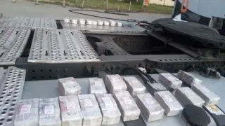 Митничари на Дунав мост зяпнаха от намереното при проверка на влекач