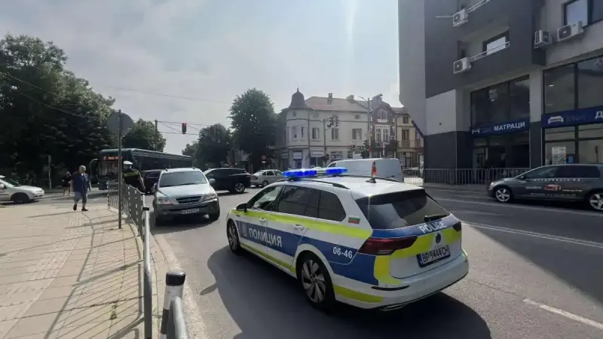 Сблъсък между джип и автобус предизвика транспортен хаос във Враца Снимки