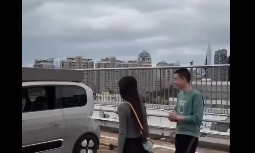 Двойка превърна малък автомобил в уникално оборудван кемпер Видео