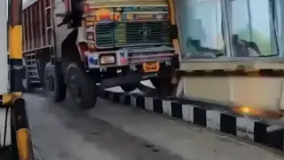 Зрелищни Видеа: Пиян шофьор на камион се вряза в пункт за плащане на пътни такси