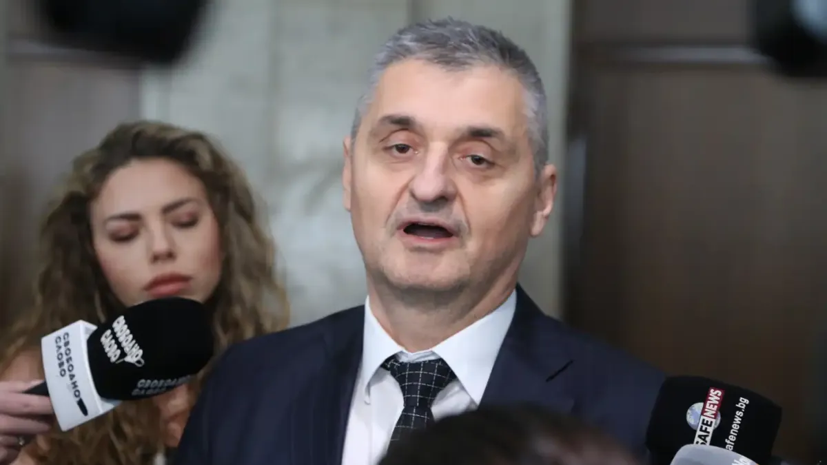 Кирил Добрев повдигна завесата около кандидата на БСП за президент с три имена