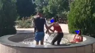 Видео как деца се изкъпаха в шадраван в български град вбеси мрежата