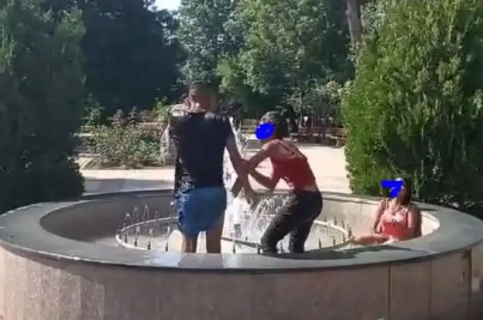 Видео как деца се изкъпаха в шадраван в български град вбеси мрежата