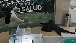 Видео 18+ запечата престрелка между обирджии и инкасатори в търговски център