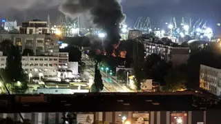 Среднощен ужас във Варна: Пожар лумна край жп гарата