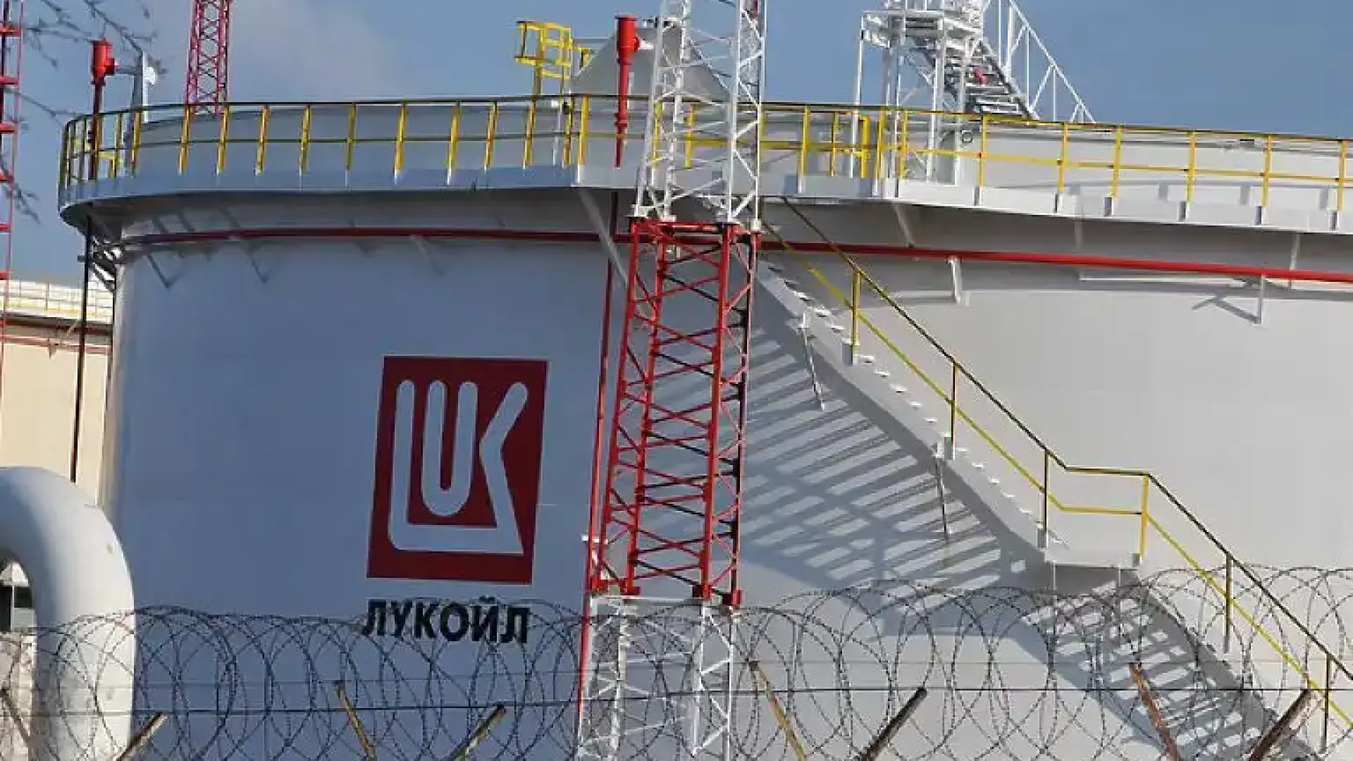 КЗК образува производство срещу „Лукойл Нефтохим Бургас“ АД и „Лукойл-България“ ЕООД за евентуални нарушения на пазара на горива