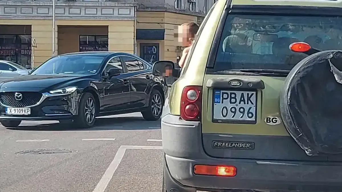 Малко дете виси от прозореца на джип Видео
