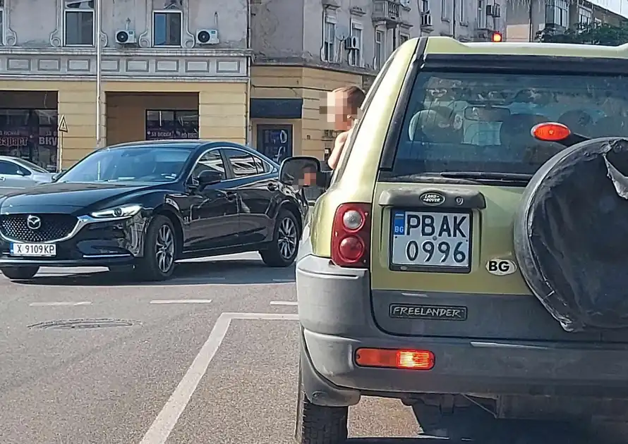 Малко дете виси от прозореца на джип Видео