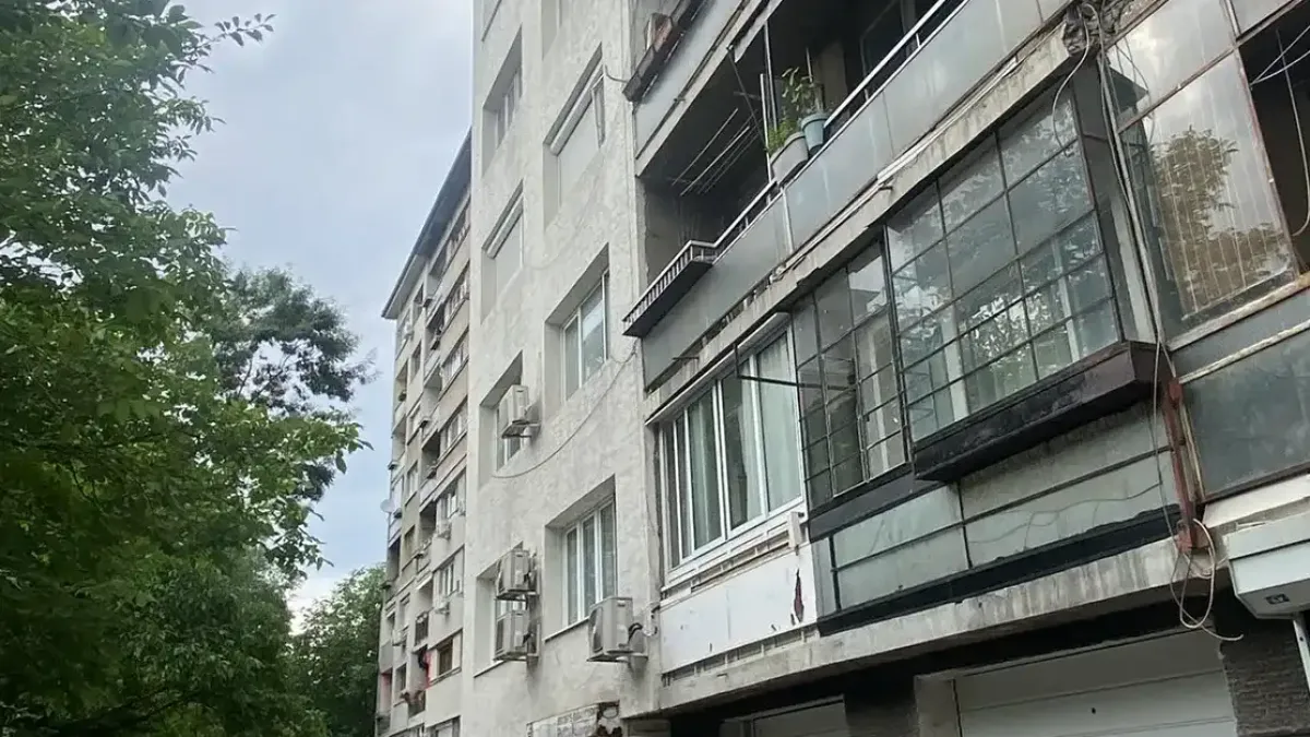 Бутилки летят по минувачи в този квартал на София, за малко да убият дете