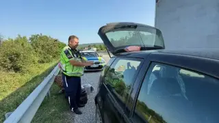 Полицаи видяха кола в аварийната лента на АМ "Тракия", веднага спряха до нея и сега цяла България говори за тях