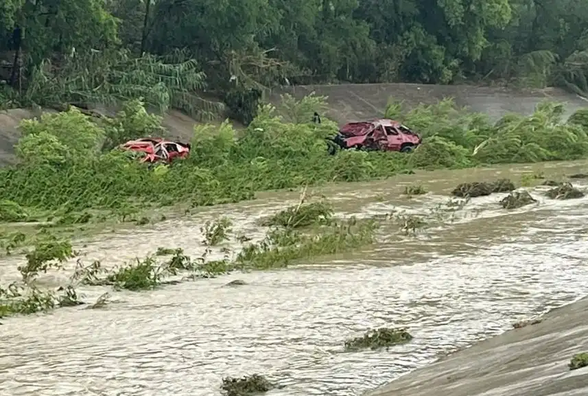 Воден ад удари Тексас, спасители броят труповете Видео