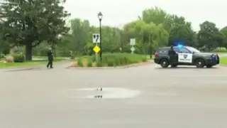 Мъж с полицейска униформа застреля US депутатка и мъжа й Видео