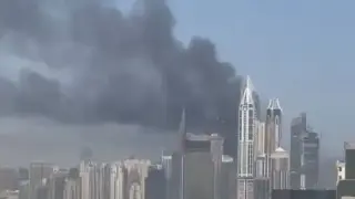 Небето над Дубай почерня, пламна 67-етажна сграда Видео