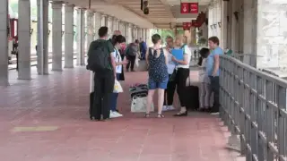 Кошмар в жегата: Пътници стоят блокирани с часове в заключен вагон на русенската гара Снимки