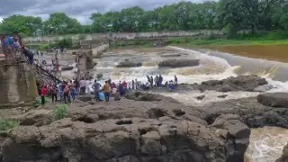 Железен мост се срути в Индия, има загинали Видео