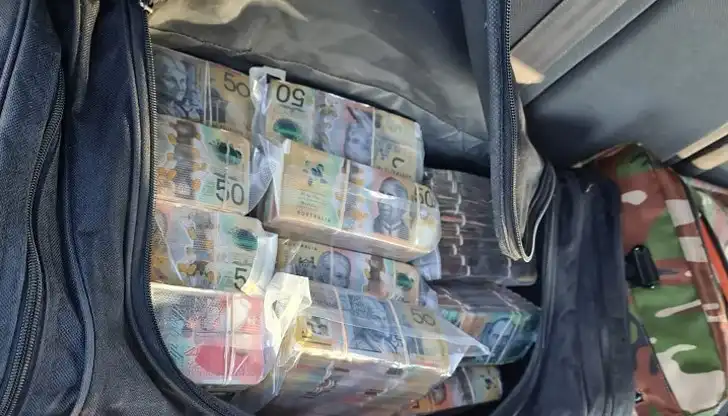 Огромен удар: Спипаха украинци с $1,4 млн., скрити по телата им на румънската граница