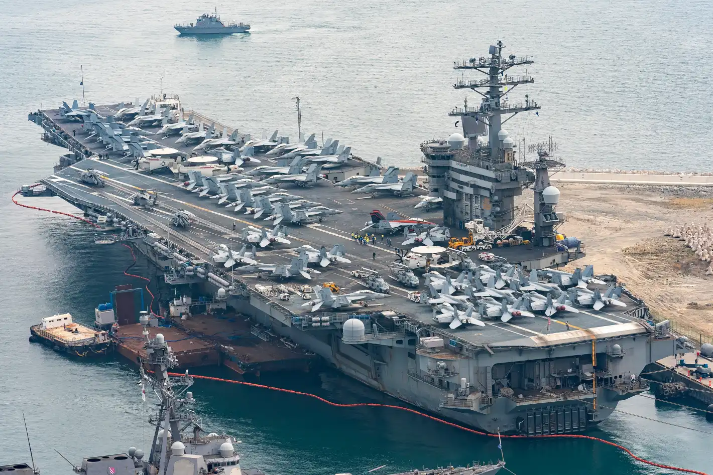 USS Nimitz - един от най-големите самолетоносачи на Щатите, се насочва към Близкия изток