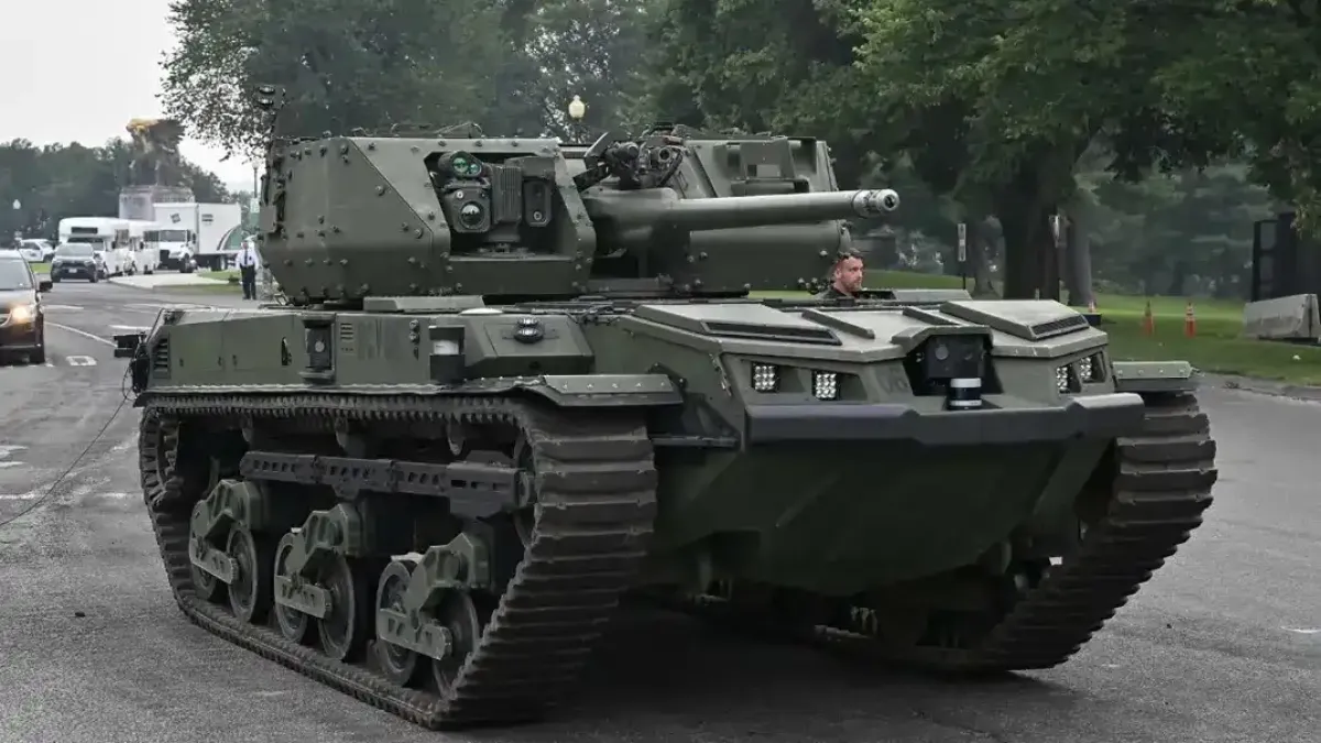 US армията представи бойния робот Ripsaw M5 на парада във Вашингтон Видео