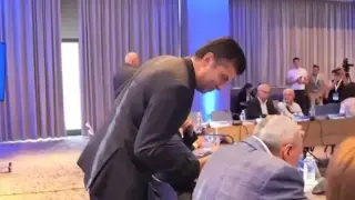 Голям резил: Нахилен до уши, Киро тръгна да се ръкостиска с Костов, а той...