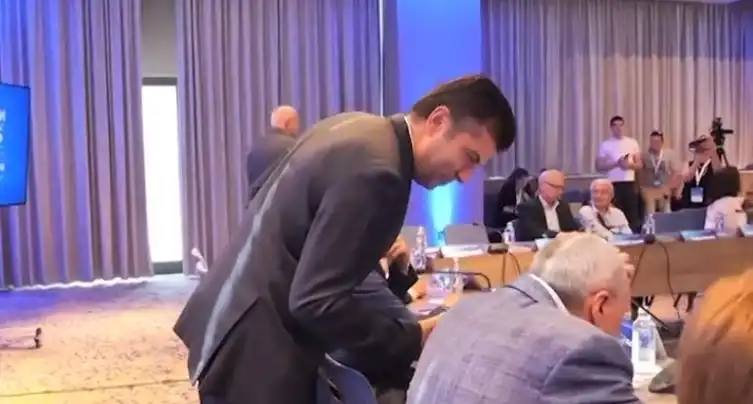 Голям резил: Нахилен до уши, Киро тръгна да се ръкостиска с Костов, а той...