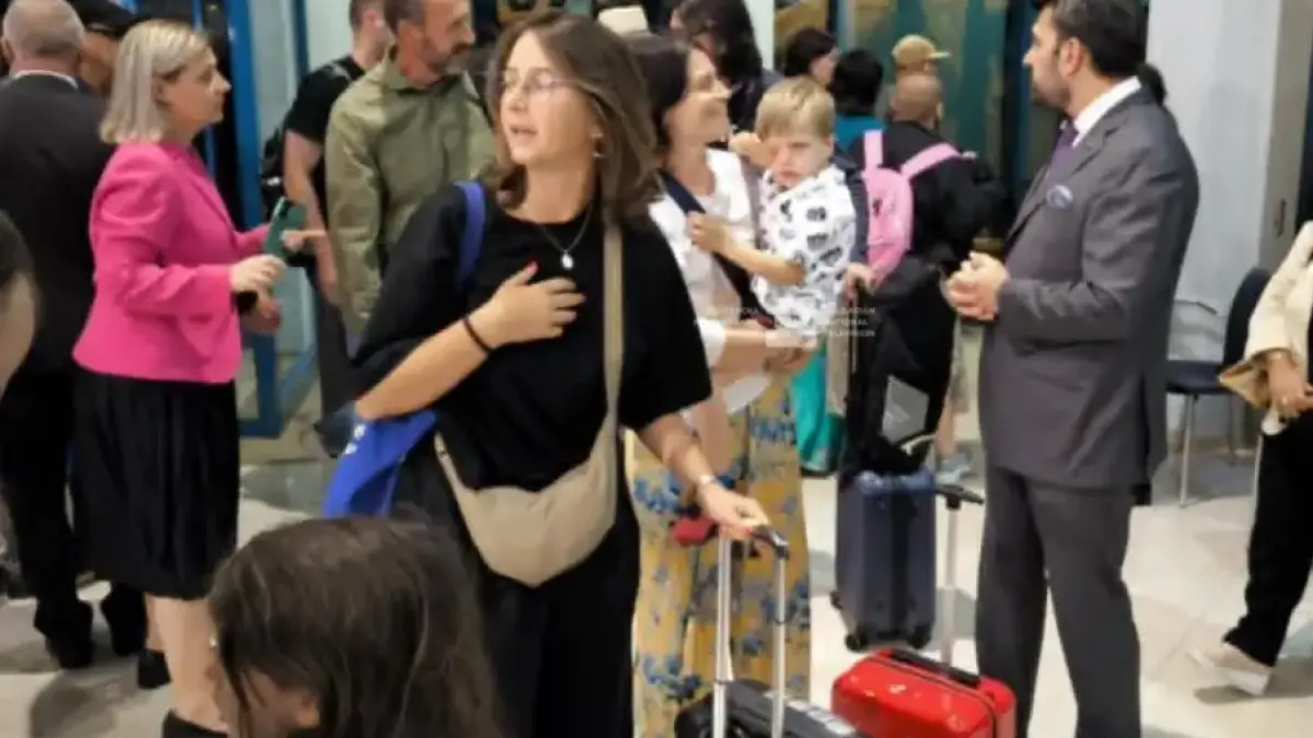 Ужасът в очите им: Първи разкази на евакуираните от Израел българи на летището в София