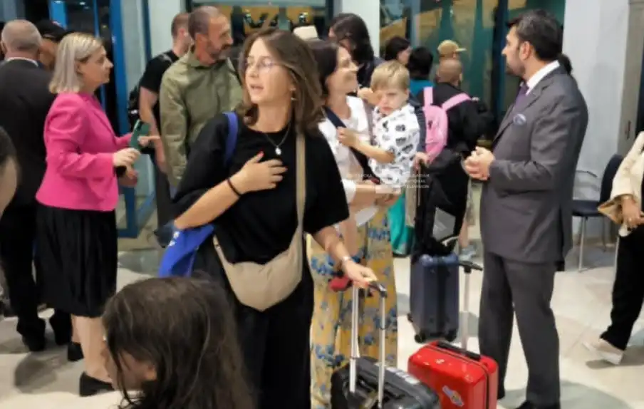 Ужасът в очите им: Първи разкази на евакуираните от Израел българи на летището в София