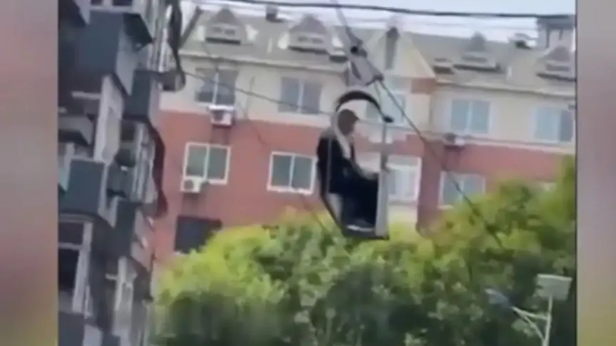 Удивително: Пенсионер построи кабинков лифт до апартамента си Видео