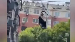 Удивително: Пенсионер построи кабинков лифт до апартамента си Видео