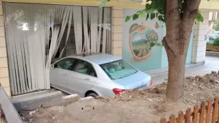 Зрелищни катастрофи в София! Кола се заби в стълб, а друга... Снимки