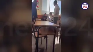 “Ставай бе, олигофрен“: Учител шамароса ученик пред целия клас! Видео