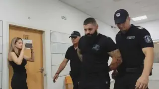Закъсалият със здравето касапин на Дебора едва се държи на краката си, в съда обаче...